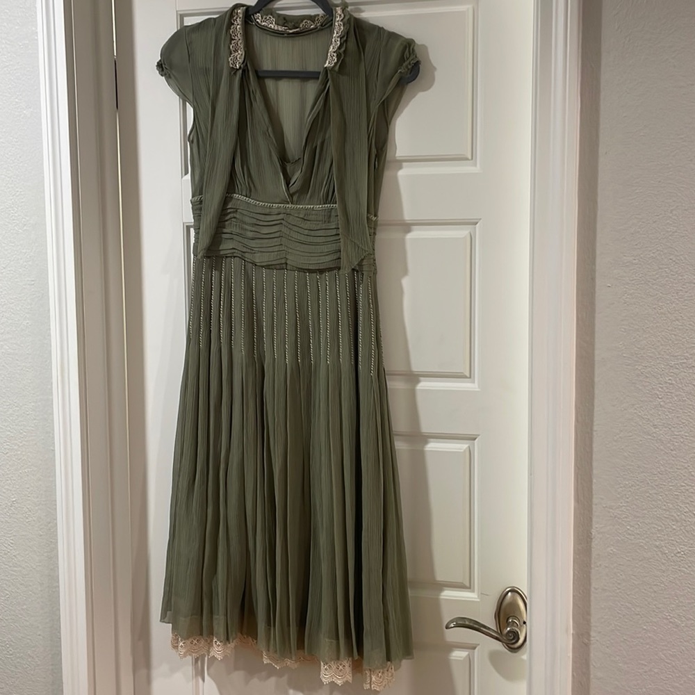 Elie Tahari Sage green 100% silk dress, size 4